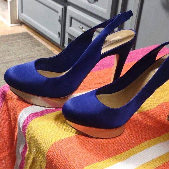 BCBG MAXAZRIA๐๐ SATIN NAVY AND GOLD SLINGBACKS๐๐ - Picture 6 of 9
